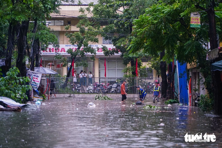 Mưa to cả ngày, phố phường Hà Nội ngập sâu - Ảnh 3.