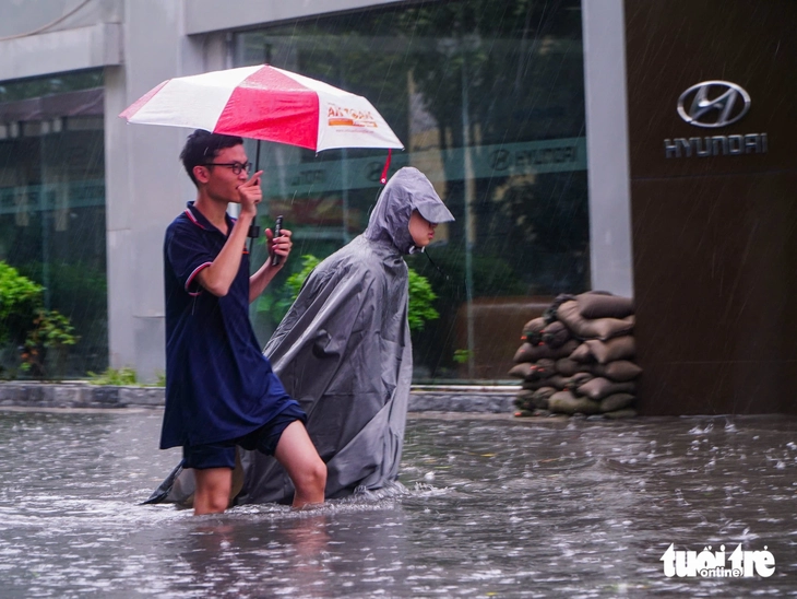 Mưa to cả ngày, phố phường Hà Nội ngập sâu - Ảnh 4.