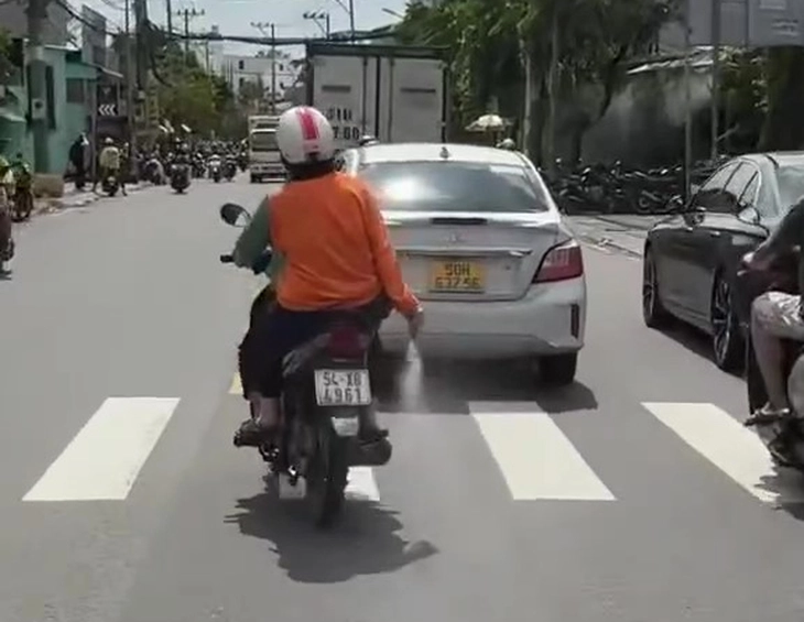 'Bột lạ' người phụ nữ rải xuống đường là... cà phê hòa tan - Ảnh 1.