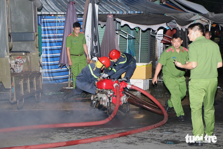 Phường Đức Nhuận thực tập chữa cháy cư xá Nguyễn Đình Chiểu - Ảnh 1.