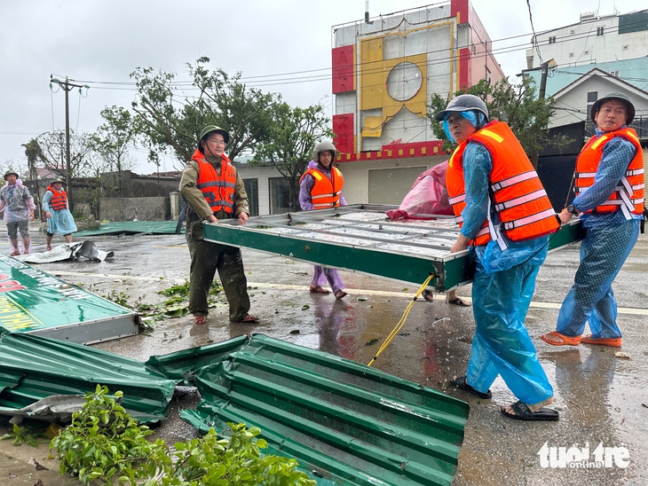Bão Bualoi ở Nghệ An: hơn 19.200 nhà tốc mái, 1 người chết - Ảnh 1.