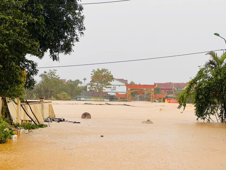 Hoàn lưu bão Bualoi gây mưa lớn, lũ trên sông Thanh Hóa đến Quảng Trị đang lên - Ảnh 1.