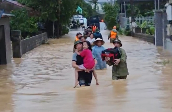 Thanh Hóa: Giải cứu hàng trăm người dân ở vùng lũ Nông Cống - Ảnh 3.