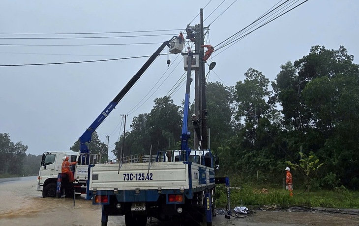 Điện lực miền Trung khôi phục cấp điện cho 509.000 khách hàng sau bão Bualoi - Ảnh 1.