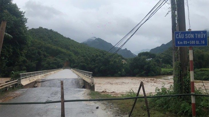 Mưa lũ do bão phá hủy đường lên cầu trên quốc lộ 16 ở Thanh Hóa - Ảnh 3.
