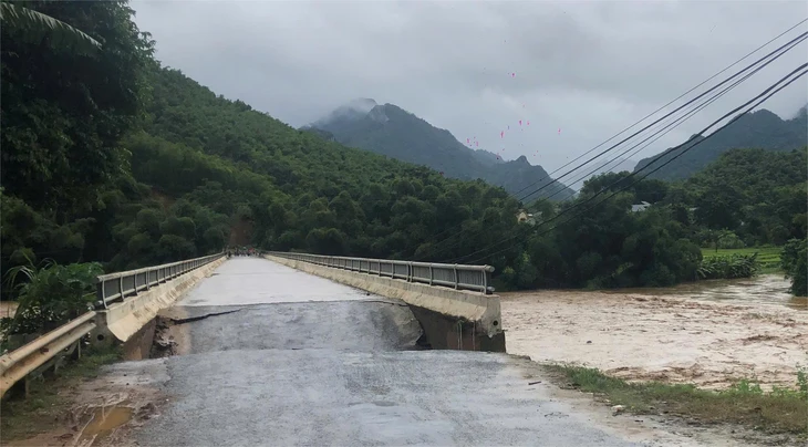 Mưa lũ do bão phá hủy đường lên cầu trên quốc lộ 16 ở Thanh Hóa - Ảnh 2.