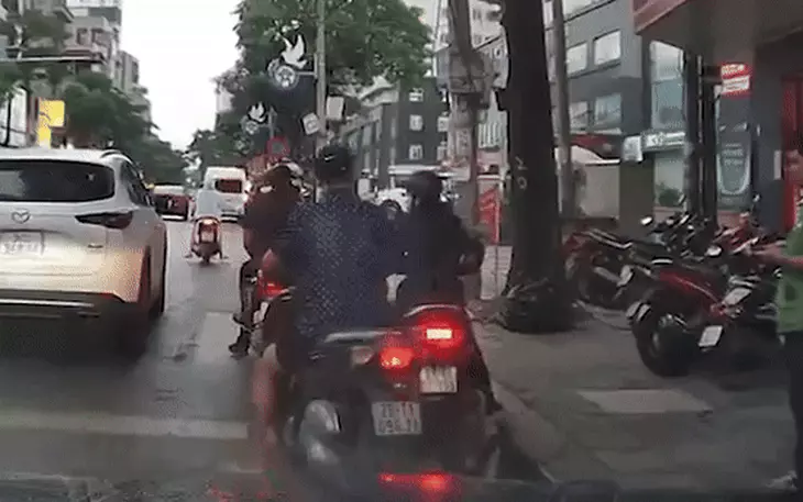 Xác minh clip người phụ nữ rải 'bột trắng lạ' xuống đường ở phường Hiệp Bình, gây hoang mang - Ảnh 2.