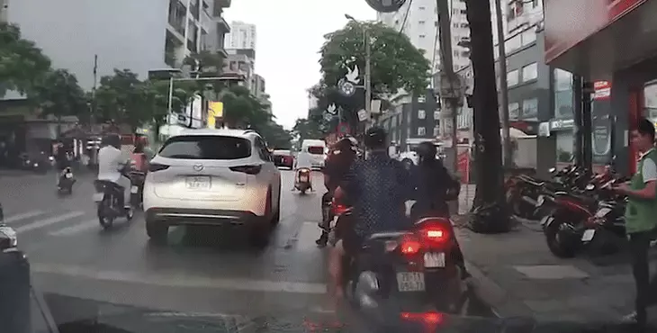 Xử phạt người đàn ông hùng hổ đạp vào xe máy của phụ nữ sau va chạm - Ảnh 1.