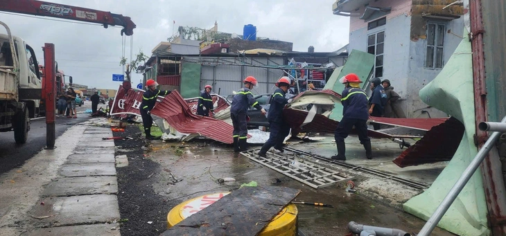Lốc xoáy ở Hải Phòng, hàng trăm nhà bay mái, 2 người bị thương - Ảnh 1.
