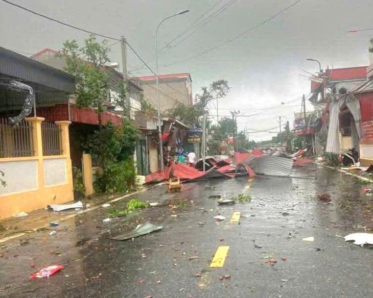 Lốc xoáy ở Hải Phòng, hàng trăm nhà bay mái, 2 người bị thương - Ảnh 3.