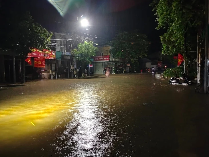 ទឹកជំនន់ដ៏ធំបំផុតនៅទន្លេក្រហម កើនឡើង 2.6 ម៉ែត្រក្នុងរយៈពេល 4 ម៉ោង - រូបថត 3 ។