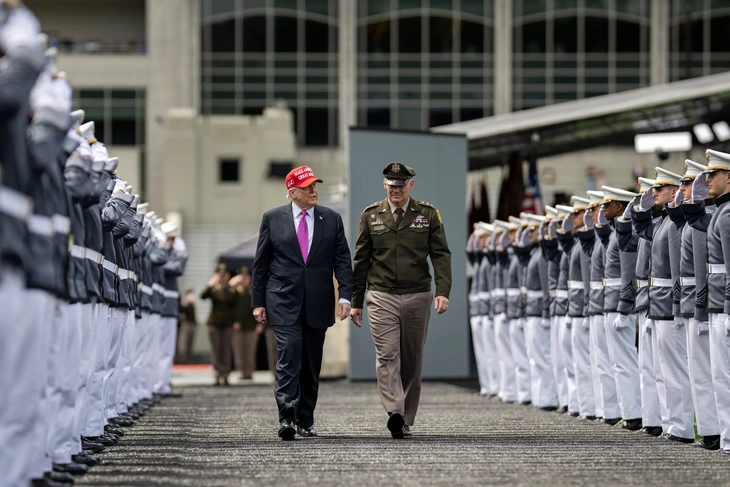 Ông Trump dự họp đột xuất với hàng trăm tướng lĩnh Mỹ - Ảnh 1.