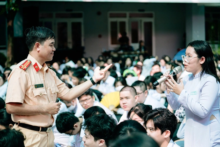Mở phiên tòa giả định tại trường xử vi phạm luật giao thông, học sinh 'thấm' nhanh hơn - Ảnh 2.