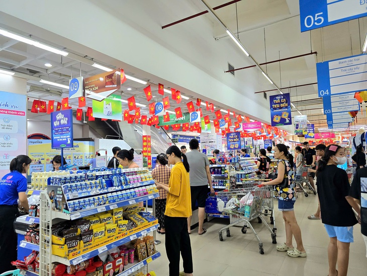Siêu thị giảm giá 33% thực phẩm thiết yếu, san sẻ cùng người dân chống bão số 10 - Ảnh 3.