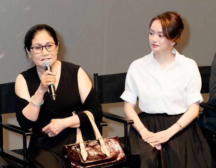 Vợ cơ phó Nguyễn Đức Nghĩa, nguyên mẫu 'Tử chiến trên không', mang ảnh chồng đi xem phim - Ảnh 6.