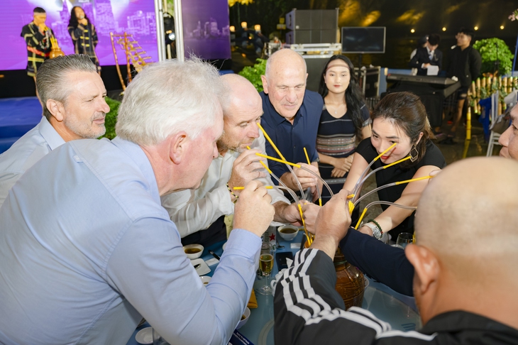 Các huyền thoại golf ấn tượng trước văn hóa đặc sắc khi dự Vietnam Legends Championship - Ảnh 1.