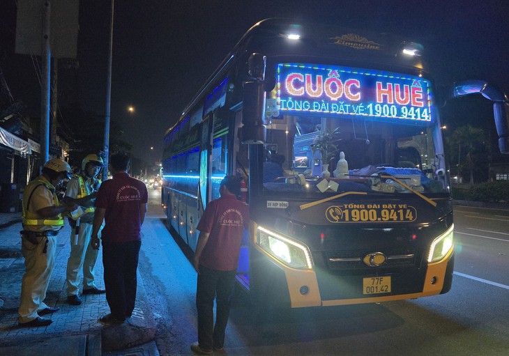 Dịp Tết, người dân về quê bằng xe khách hãy ra bến xe, đừng đón dọc đường - Ảnh 1.