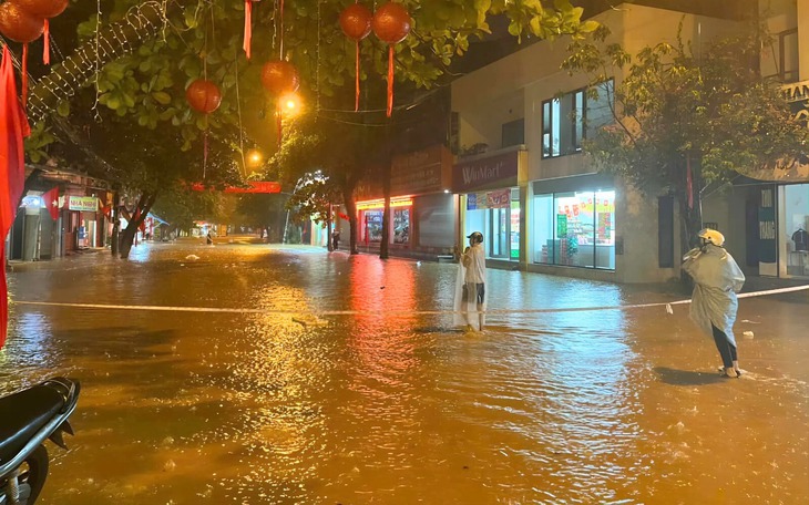 Người dân Nghệ An tất tả chạy lũ trong đêm - Ảnh 2.