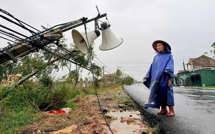 Hình ảnh ngôi làng ven biển tan hoang sau bão Bualoi - Ảnh 14.