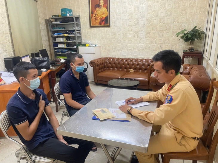 Vụ xe khách chèn ép làm xe tải tóe lửa: Hai tài xế khai không có mâu thuẫn - Ảnh 1.