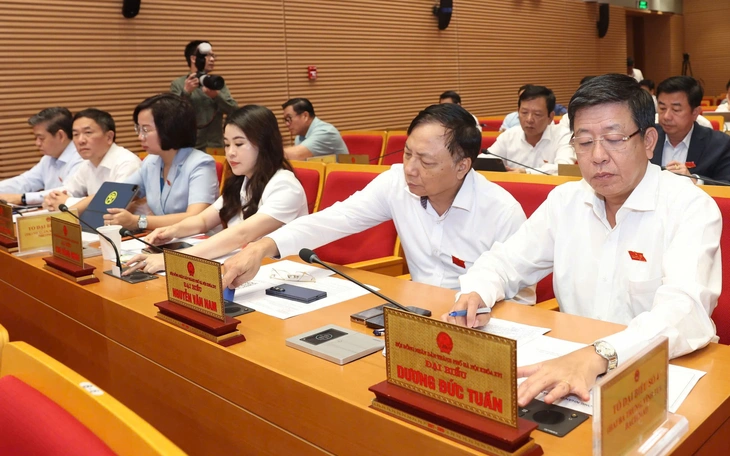 Bí thư Hà Nội thị sát tiến độ thi công cầu Hồng Hà thuộc dự án đường vành đai 4 dịp cận Tết - Ảnh 4.