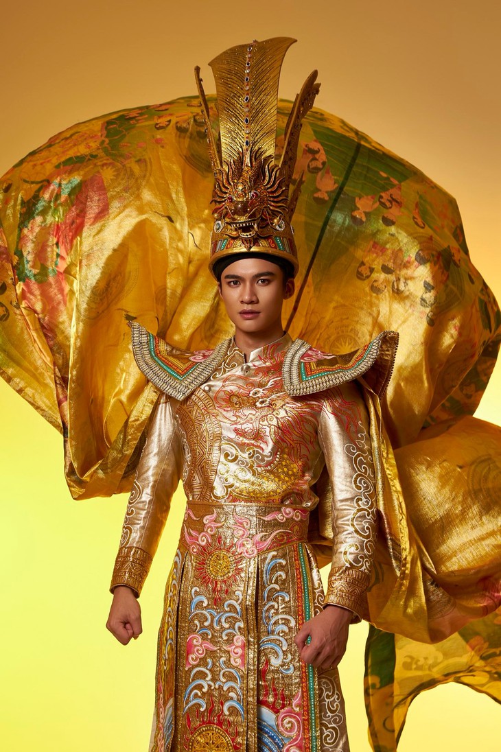 Đinh Sỹ Tú mang trang phục ‘Con rồng cháu tiên’ đến Mr Cosmopolitan 2025 - Ảnh 1. Mr Cosmopolitan - Ảnh 1.