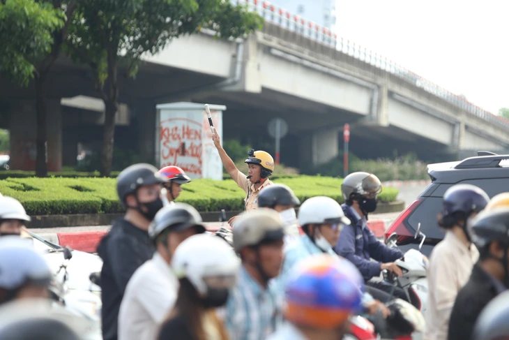 kẹt xe - Ảnh 9.