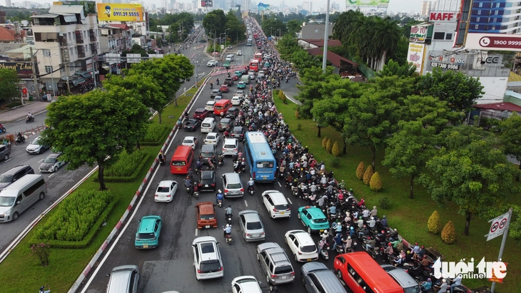 Ngày đầu đi làm sau kỳ nghỉ lễ, hàng ngàn xe ùn ứ tại vòng xoay cầu Bình Lợi - Ảnh 3.