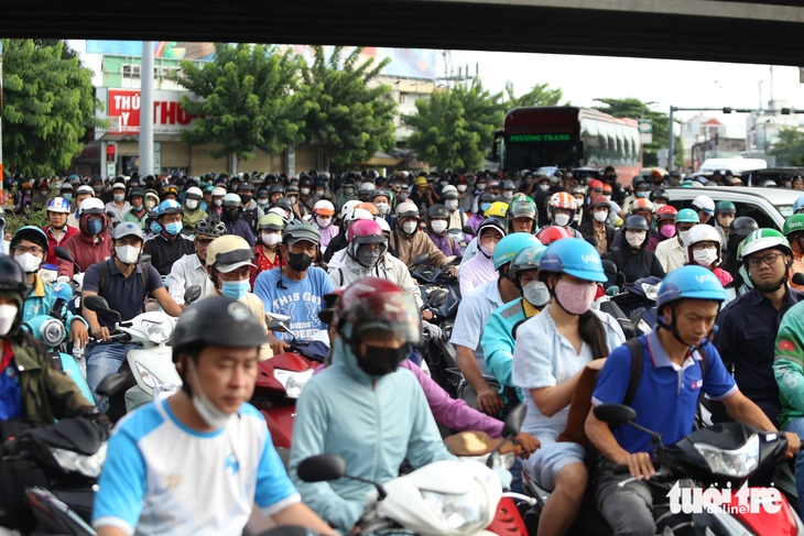 Ngày đầu đi làm sau kỳ nghỉ lễ, hàng ngàn xe ùn ứ tại vòng xoay cầu Bình Lợi - Ảnh 7.