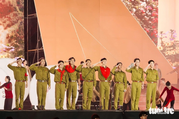 Nguyễn Hùng 'Còn gì đẹp hơn' và 'Mưa đỏ': Từ 5 khán giả đến concert quốc gia - Ảnh 4. Nguyễn Hùng - Ảnh 3.