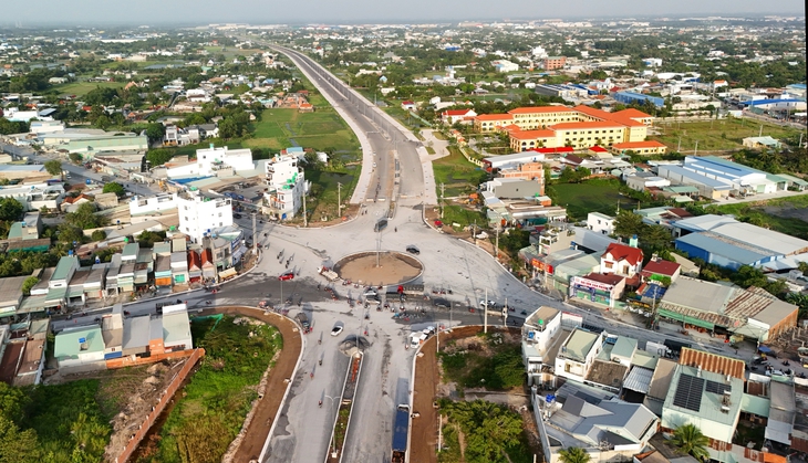 Tây Ninh đề xuất 11 kiến nghị với UBND TP.HCM để gia tăng kết nối đường bộ, đường sắt, đường thủy - Ảnh 2.
