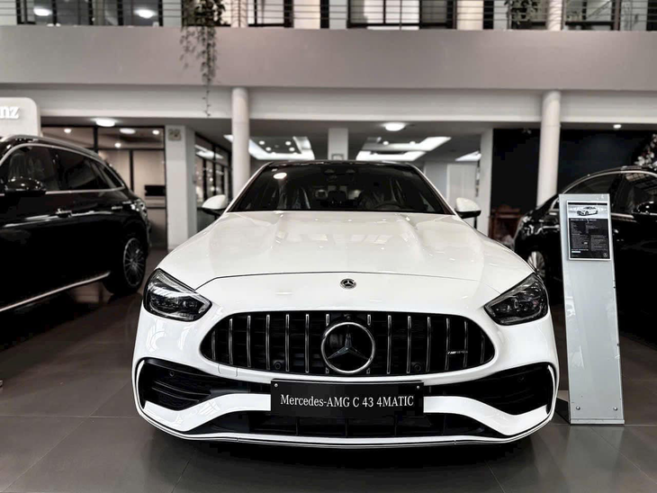 Tin tức giá xe: Mercedes-AMG C 43 giảm giá kỷ lục, còn dưới 2 tỉ đồng - Ảnh 1.