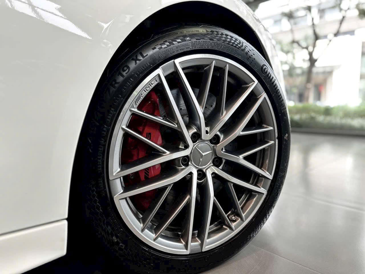 Mercedes-AMG C 43 - Ảnh 8.
