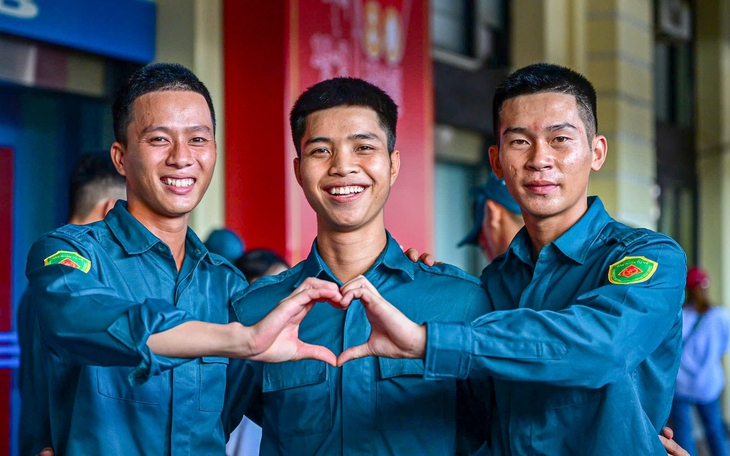 Xe tăng, xe bọc thép phục vụ A80 hành quân trong đêm về các đơn vị - Ảnh 2.