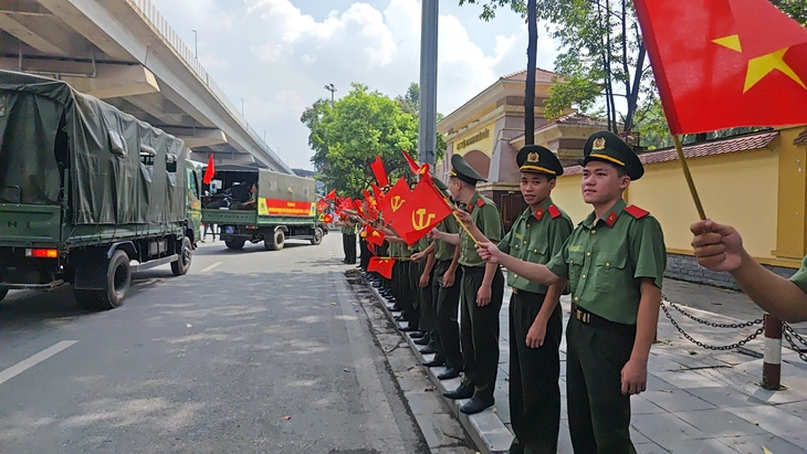 Chiến sĩ A80 trở về 'khối đi học', kể lại hành trình đầy cảm xúc - Ảnh 3. Chiến sĩ A80 trở về 'khối đi học', kể lại hành trình đầy cảm xúc - Ảnh 3.