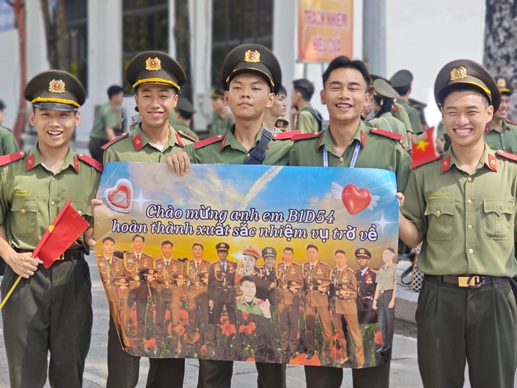 Chiến sĩ A80 trở về 'khối đi học', kể lại hành trình đầy cảm xúc - Ảnh 1. A80 - Ảnh 1.