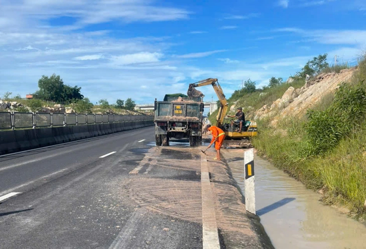 Vì sao đất cát tràn ra đường, làm gián đoạn giao thông cao tốc Vĩnh Hảo - Phan Thiết? - Ảnh 3.