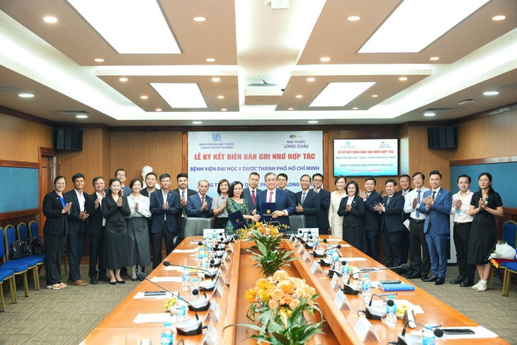 Long Châu hợp tác chiến lược cùng Bệnh viện Đại học Y Dược, nâng tầm chăm sóc sức khỏe cho cộng đồng - Ảnh 1.