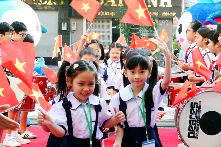 Sở Giáo dục TP.HCM đề nghị các trường hạn chế trang trí hoa tươi trong lễ khai giảng - Ảnh 1. Sở Giáo dục TP.HCM đề nghị các trường hạn chế trang trí hoa tươi trong lễ khai giảng - Ảnh 1.