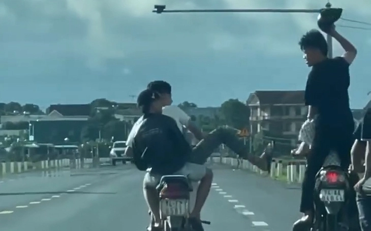 Vừa lái xe vừa đánh nhau trên quốc lộ 1, phụ huynh đóng phạt hơn 23 triệu đồng - Ảnh 2.