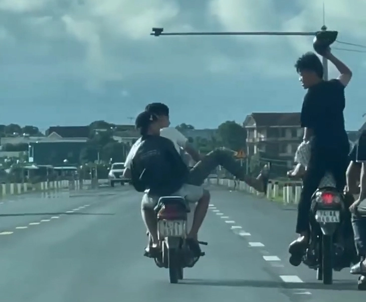 6 thanh niên đi xe lạng lách, dùng chân và mũ bảo hiểm 'chọi' nhau trên quốc lộ 1 - Ảnh 2.