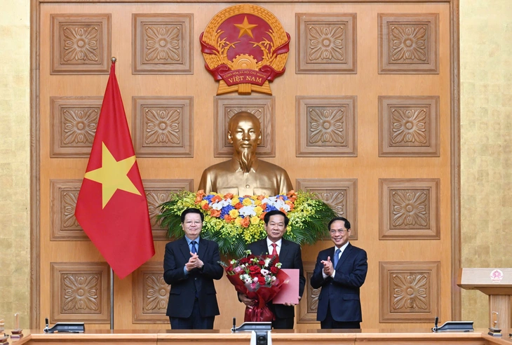 Trao quyết định bổ nhiệm Bí thư Thành ủy Cần Thơ làm Thứ trưởng thường trực Bộ Nội vụ - Ảnh 1.