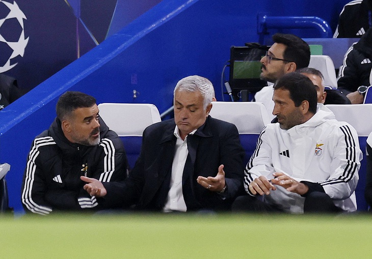 Mourinho thua trận, lãnh thẻ vàng trong ngày tái xuất Champions League - Ảnh 1.