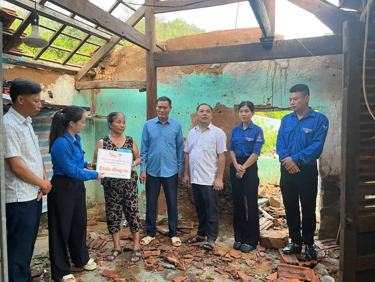 Nghẹn ngào nhận tiền hỗ trợ sau bão Bualoi để đóng viện phí cho con - Ảnh 2.