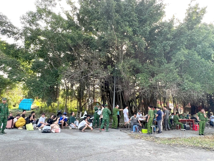 Người trẻ vẫn qua Campuchia làm 'việc nhẹ lương cao' - Ảnh 1.