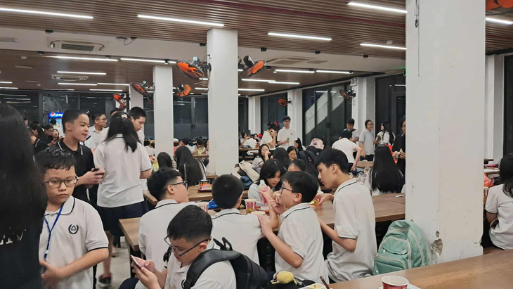 Hà Nội mưa lớn: Phụ huynh bấn loạn tìm cách đón con, có trường cho học sinh ngủ lại - Ảnh 3.
