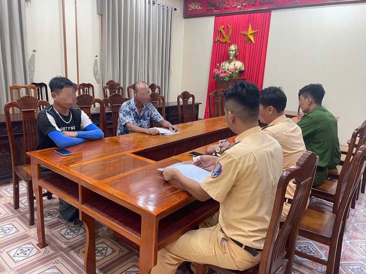 Xử phạt chủ phà cố chở khách qua sông khi bão Bualoi đổ bộ - Ảnh 1.