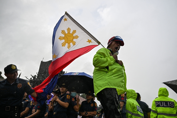 Người dân ồ ạt xuống đường biểu tình ở Philippines? - Ảnh 1.