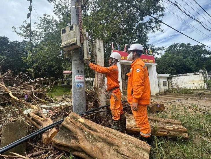 Mở thêm cửa xả ở các hồ Hòa Bình, Tuyên Quang; Hơn 3,4 triệu khách hàng bị mất điện - Ảnh 2.