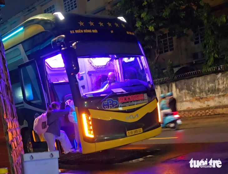 Xe khách hợp đồng 'trá hình' đón khách gần bến xe, ngay tại văn phòng ở TP.HCM - Ảnh 7.